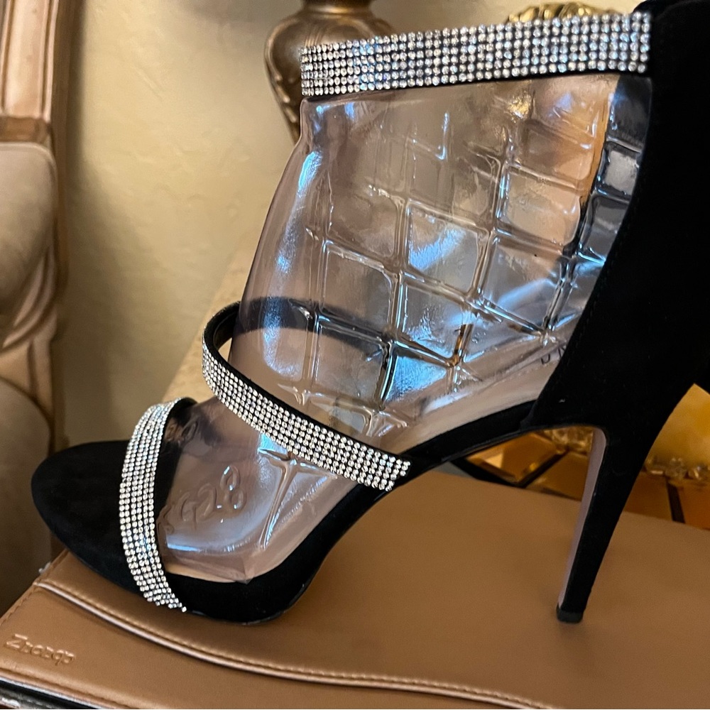 Women’s 4 inch heels in good condition worn twice.